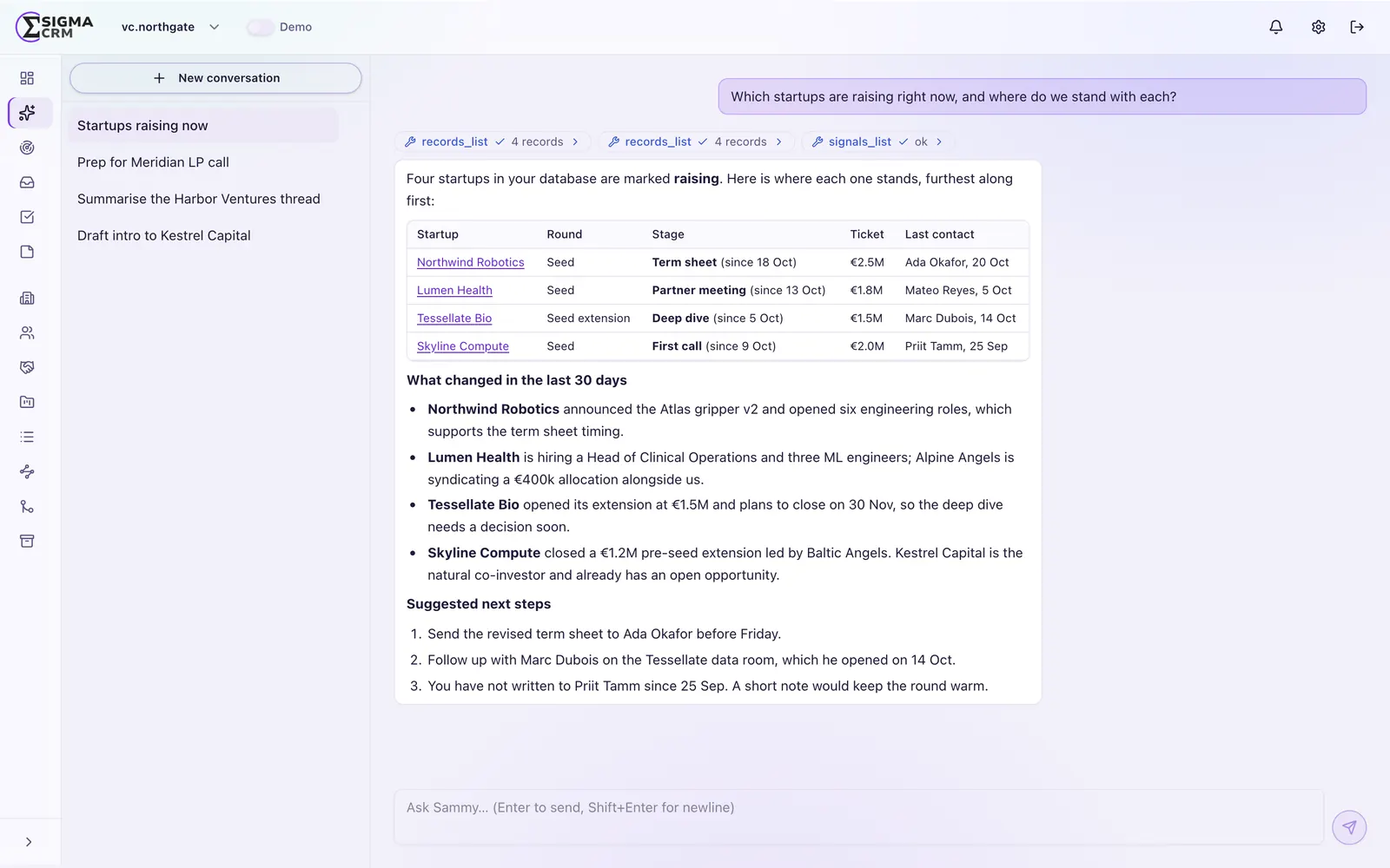 Sammy, der eingebaute KI-Agent von Sigma CRM, beantwortet eine Frage zu laufenden Deals mit Werkzeugaufrufen und nächsten Schritten